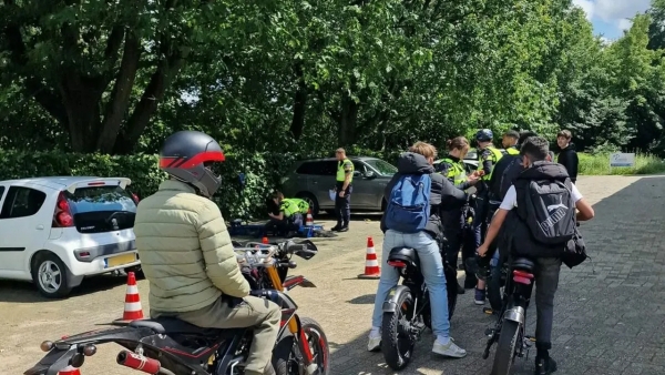 Politie controleert fatbikes en scooters met rollerbank