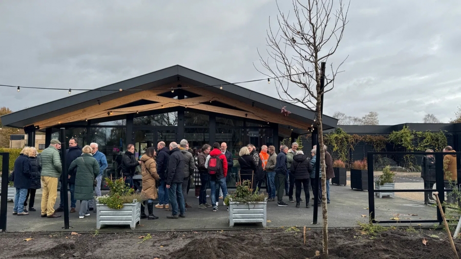 Vernieuwd parkeerterrein bij winkelcentrum Oosterhof is heropend