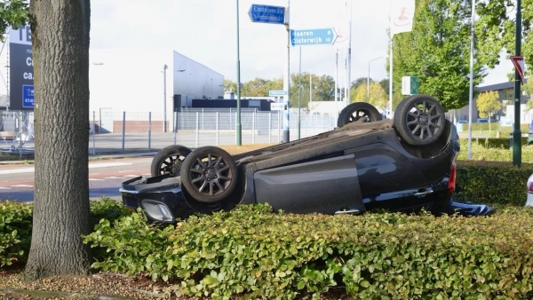 Auto op zijn kop na botsing in Boxtel